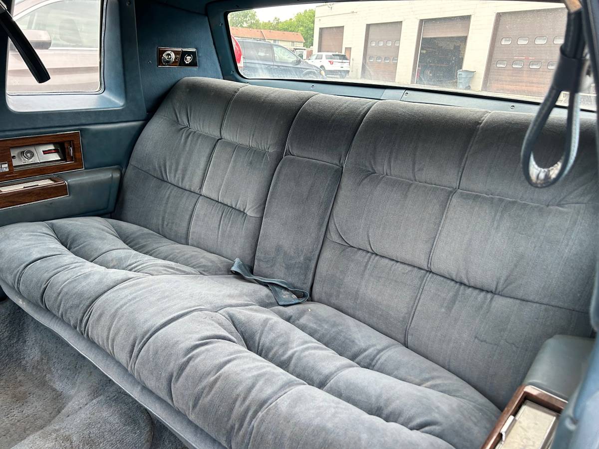 Cadillac-fleetwood-1977-blue-15