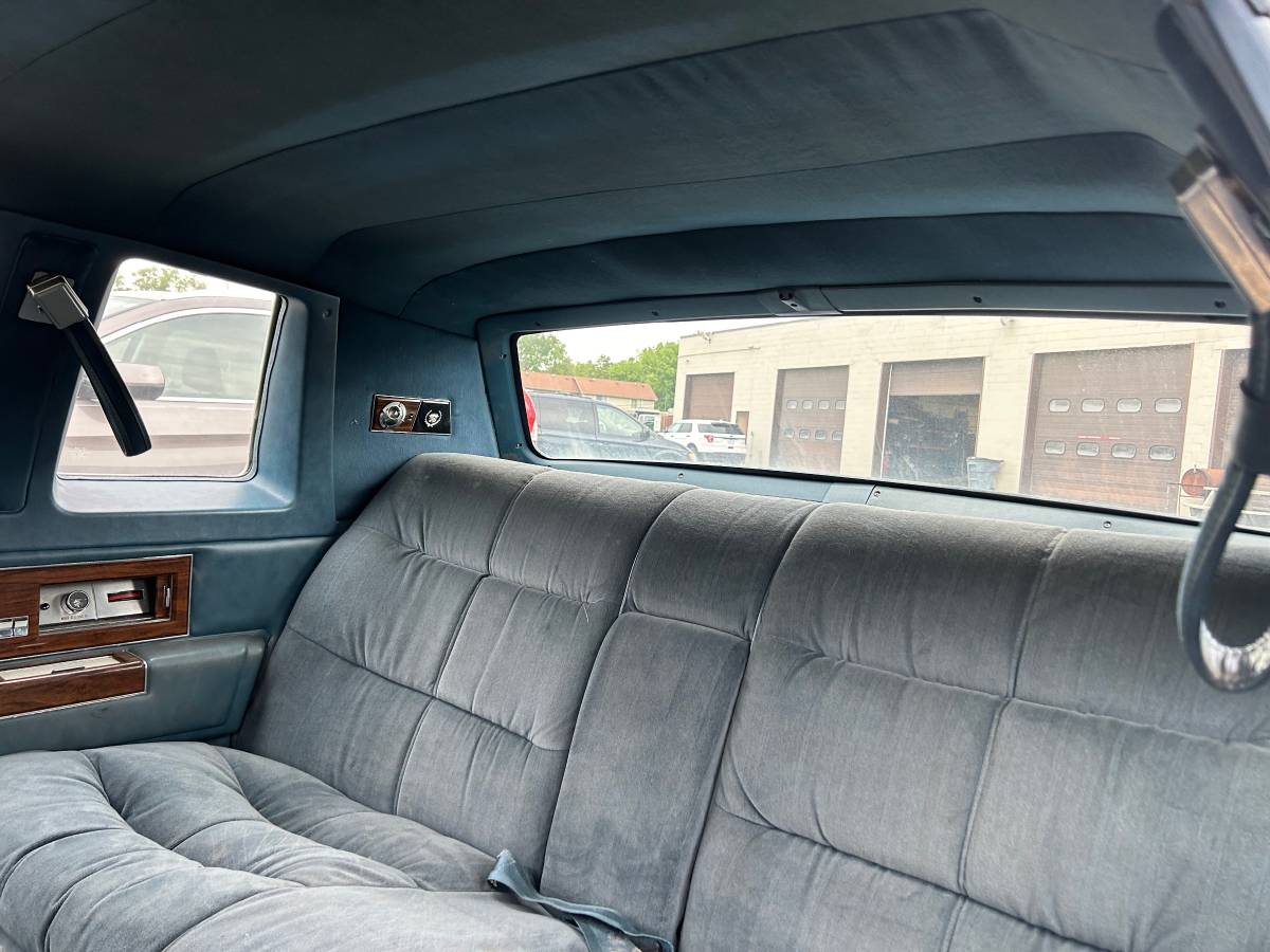 Cadillac-fleetwood-1977-blue-16