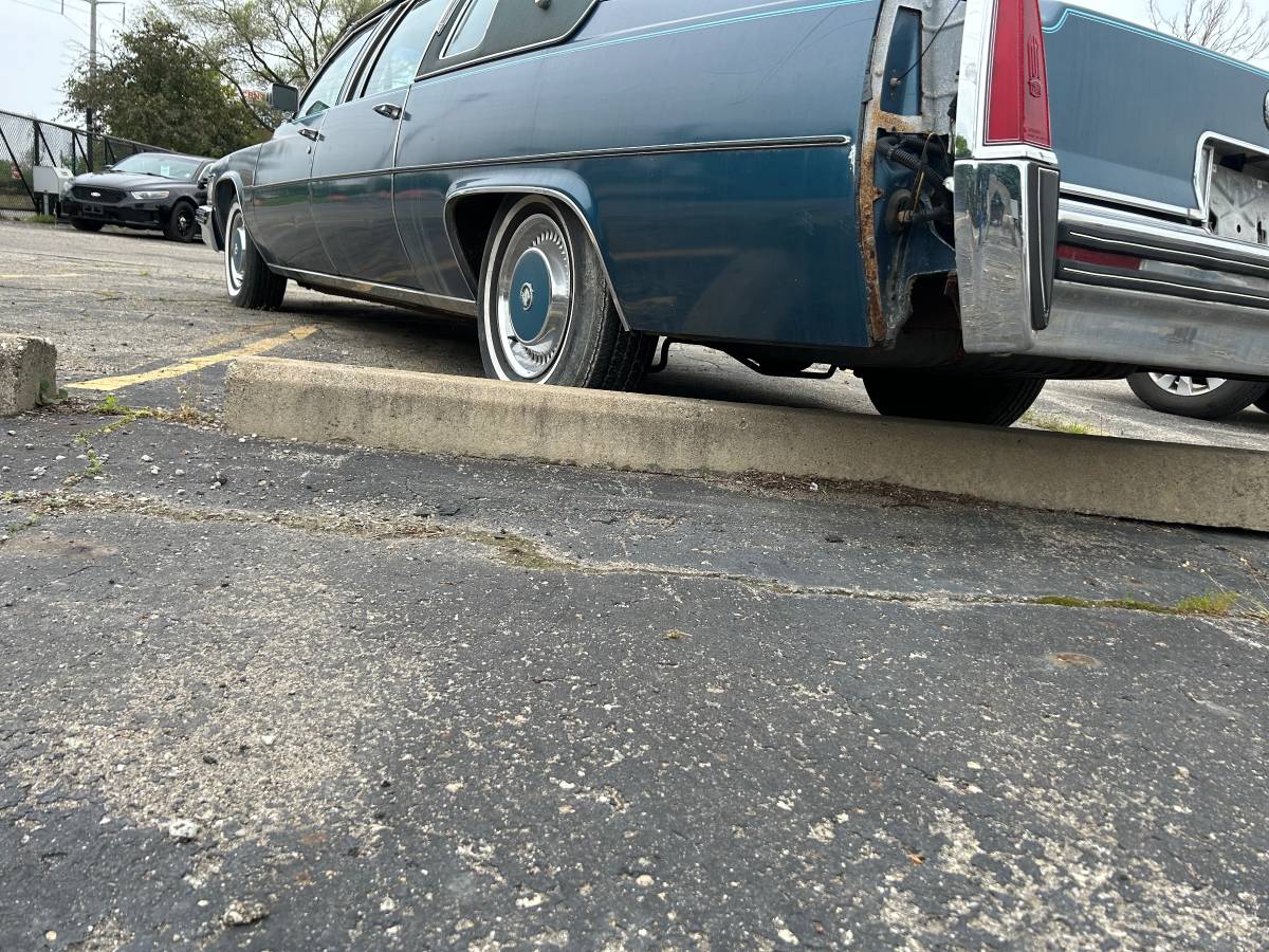 Cadillac-fleetwood-1977-blue-19