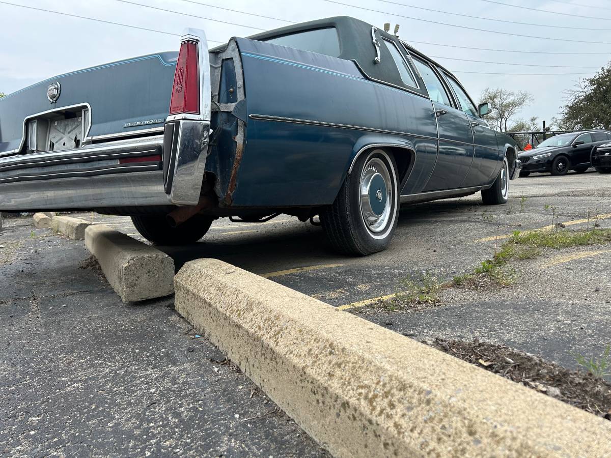 Cadillac-fleetwood-1977-blue-20