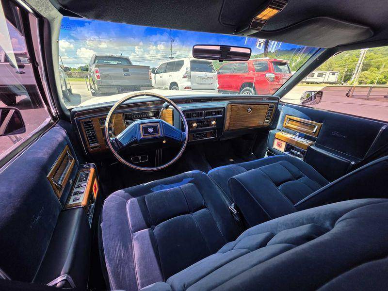 Cadillac-fleetwood-1985-blue-21