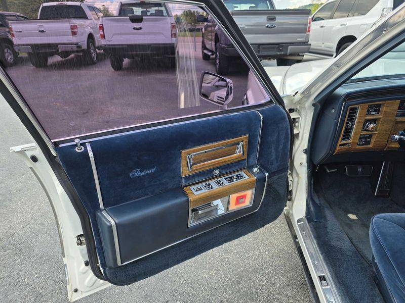 Cadillac-fleetwood-1985-blue-37