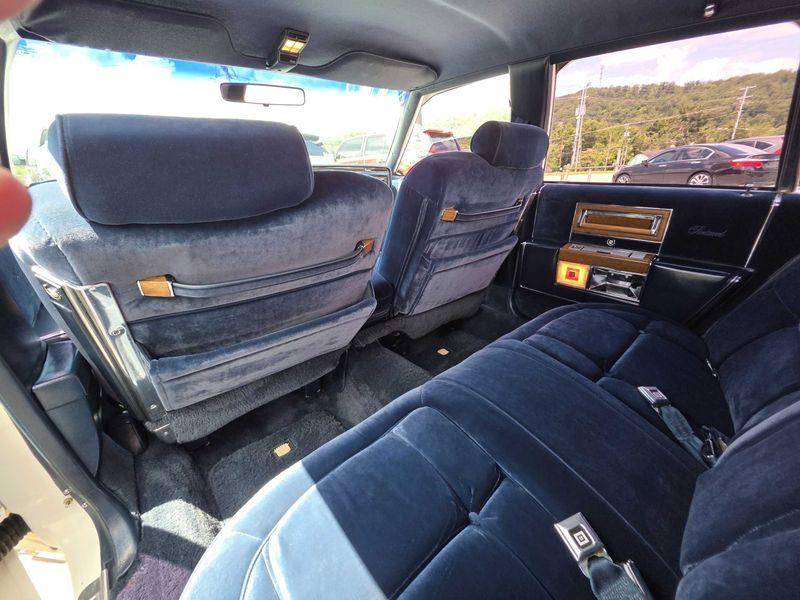 Cadillac-fleetwood-1985-blue-47