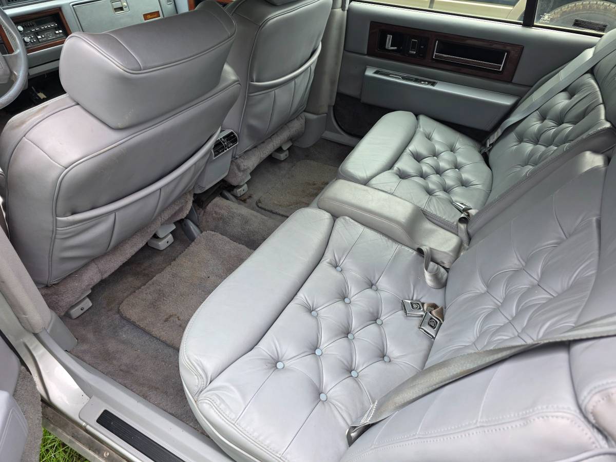 Cadillac-fleetwood-1991-11