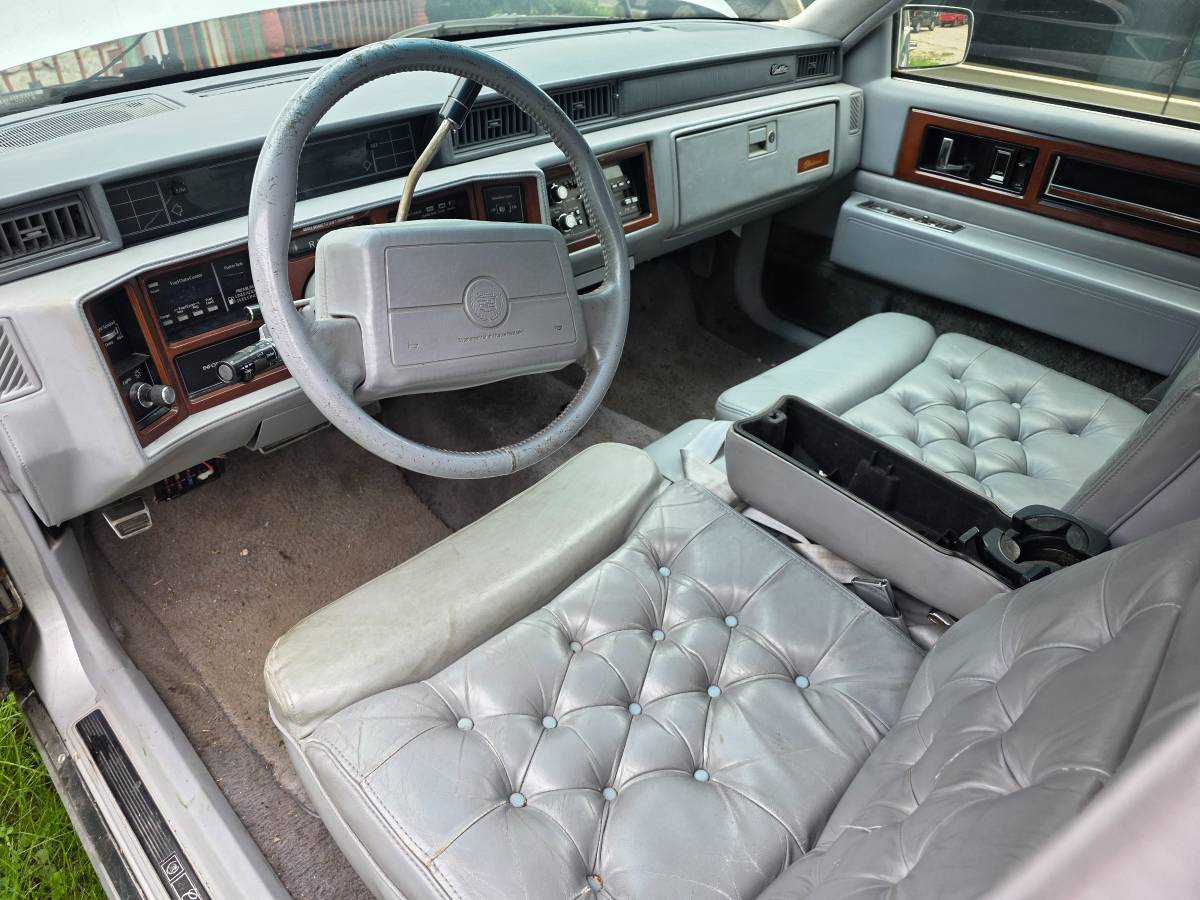 Cadillac-fleetwood-1991-12