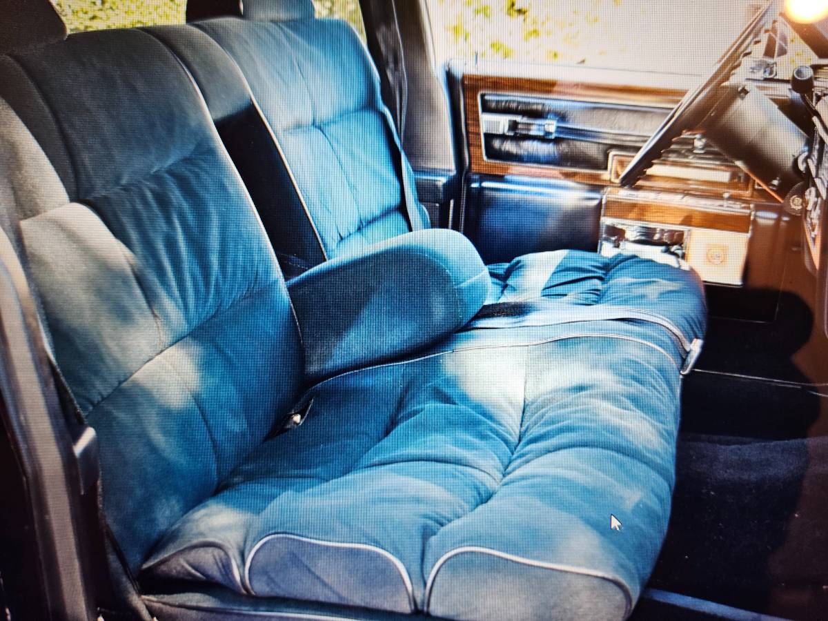 Cadillac-fleetwood-75-1977-black-2