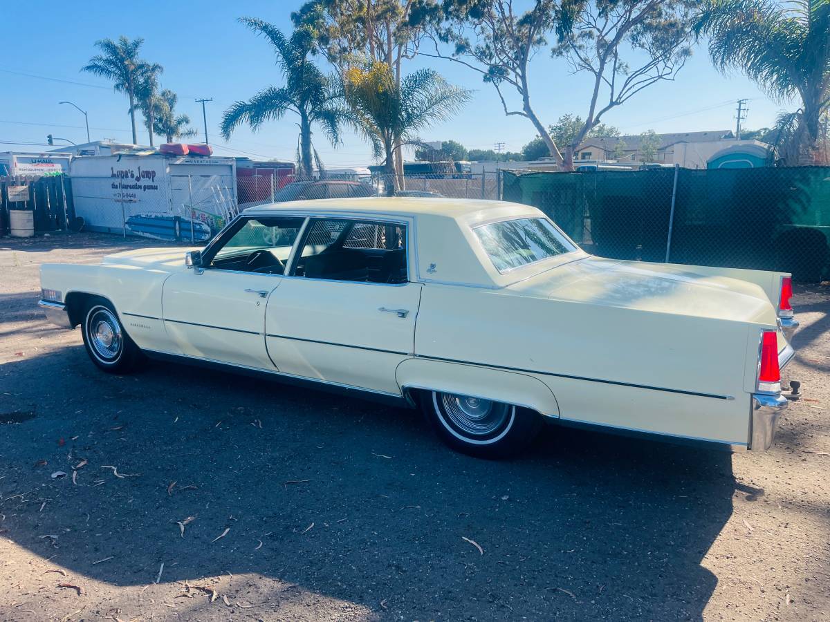 Cadillac-fleetwood-brougham-1969-yellow-1