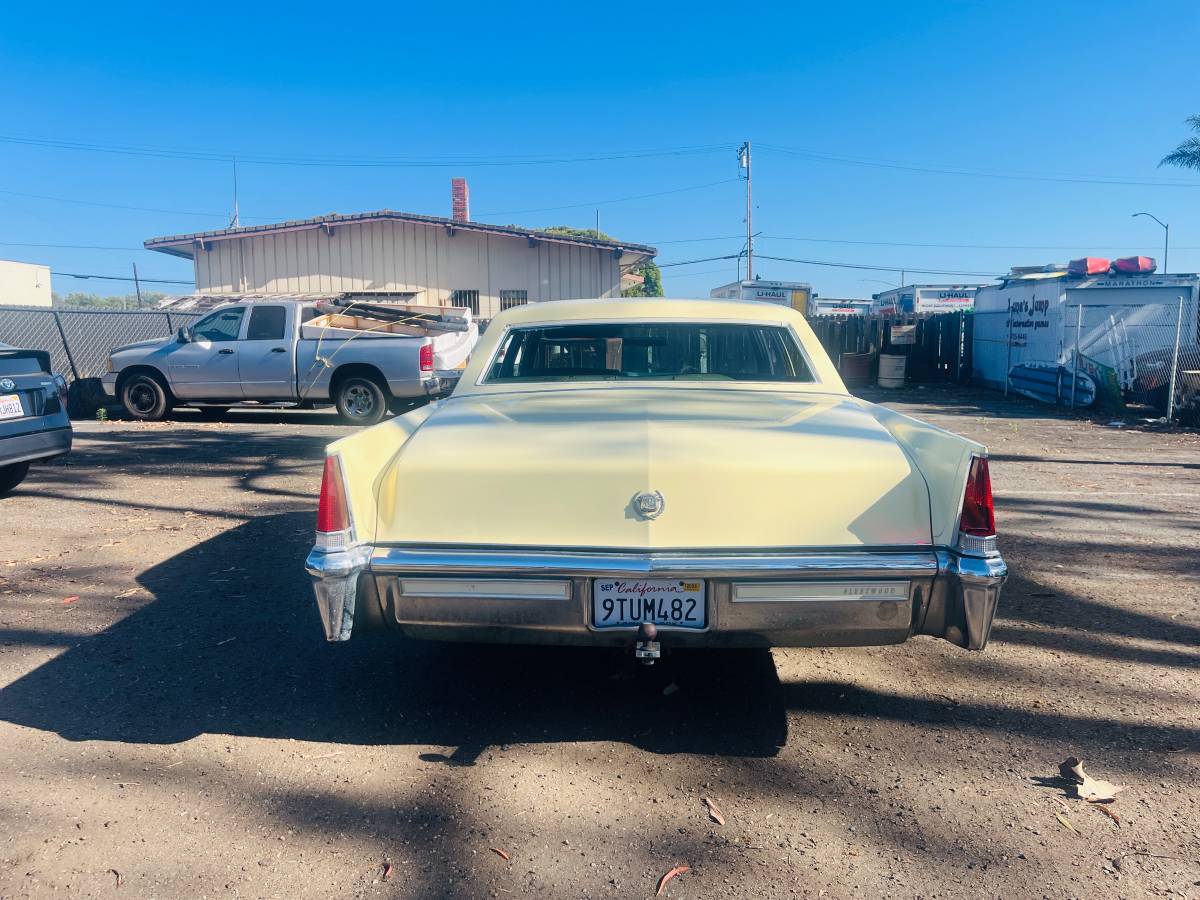 Cadillac-fleetwood-brougham-1969-yellow-11