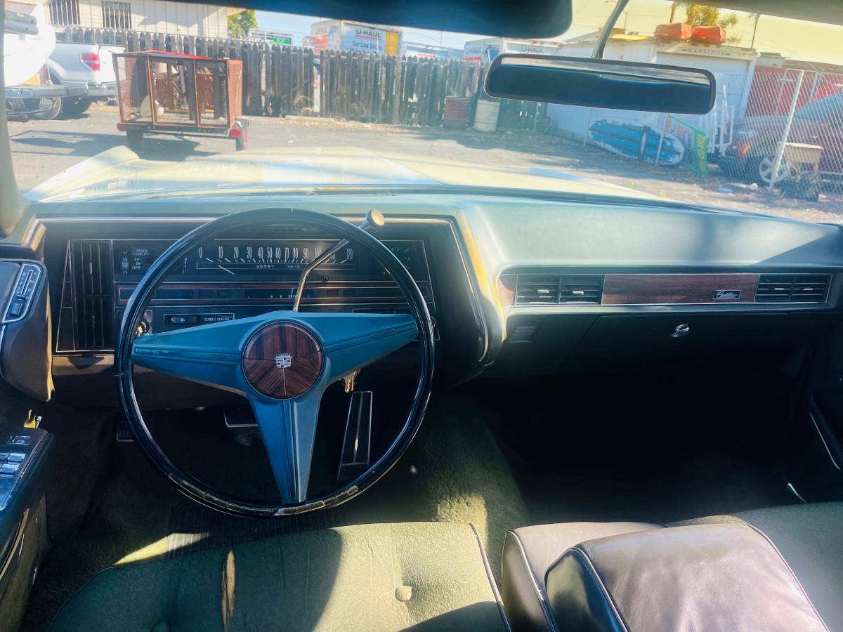 Cadillac-fleetwood-brougham-1969-yellow-2