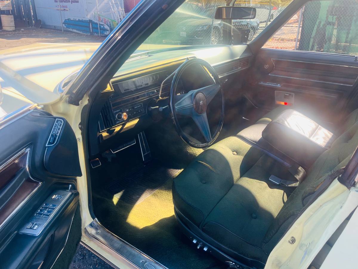 Cadillac-fleetwood-brougham-1969-yellow-3