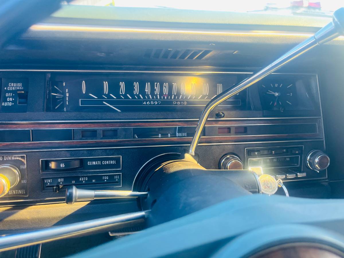 Cadillac-fleetwood-brougham-1969-yellow-4