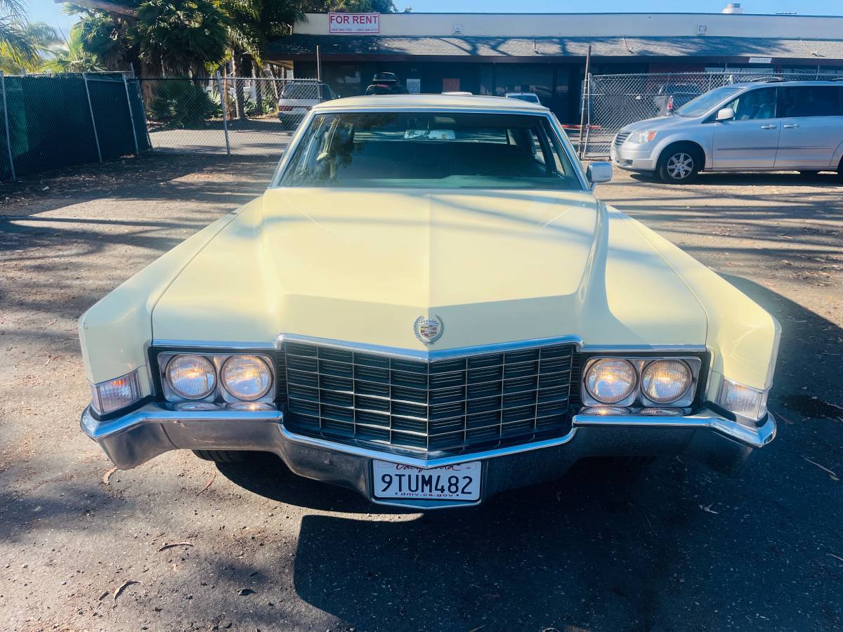 Cadillac-fleetwood-brougham-1969-yellow-7