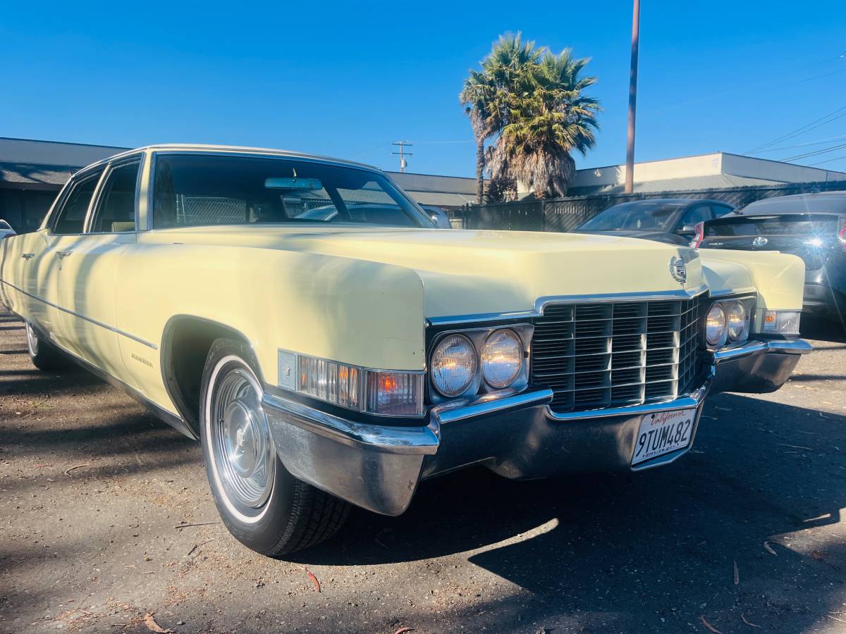 Cadillac-fleetwood-brougham-1969-yellow-9