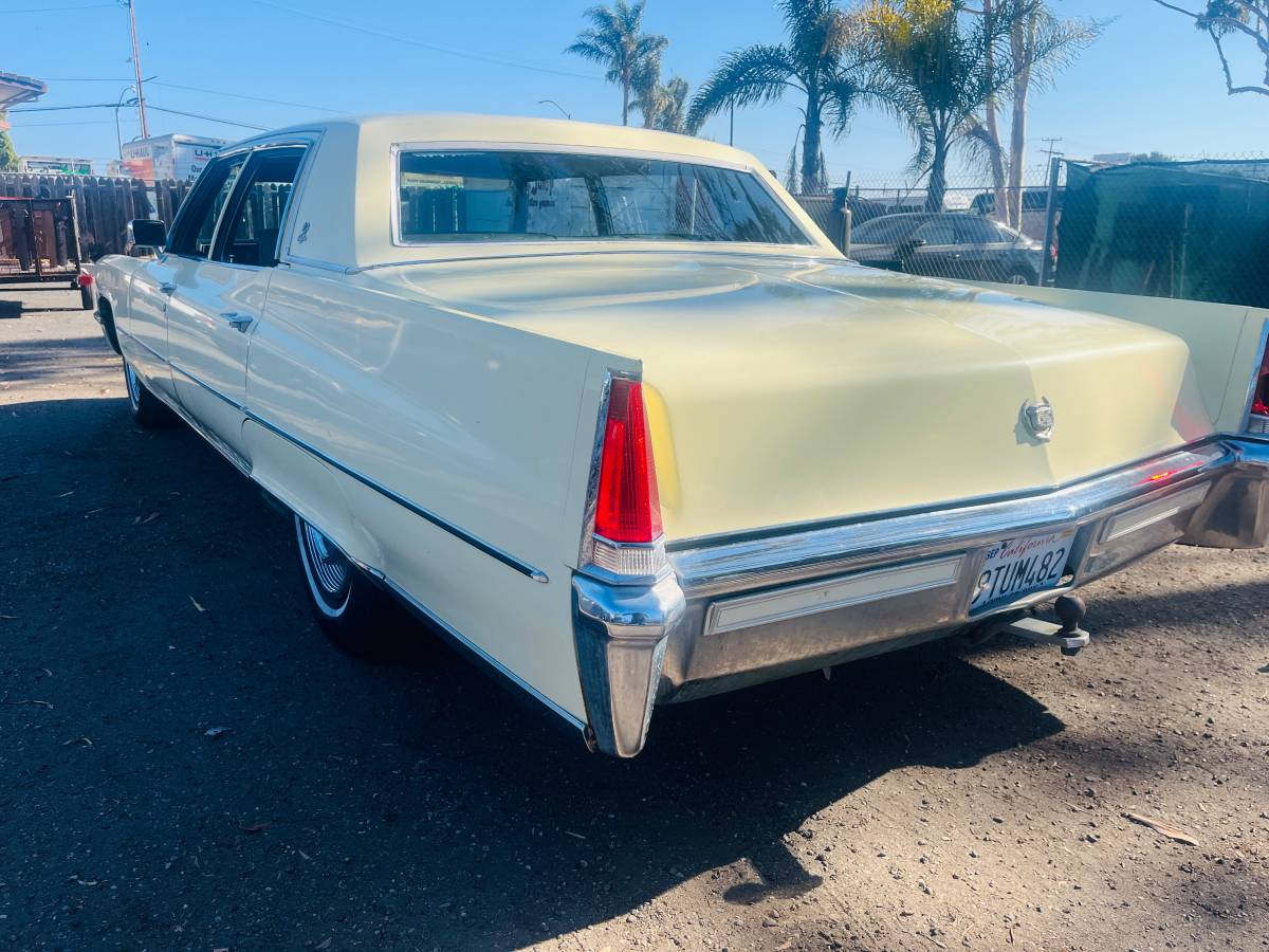 Cadillac-fleetwood-brougham-1969-yellow