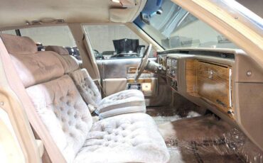 Cadillac-fleetwood-brougham-1981-white-2