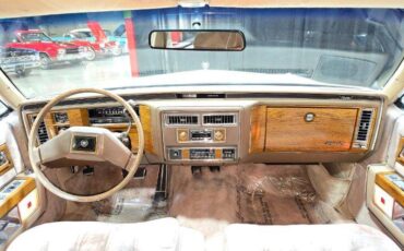 Cadillac-fleetwood-brougham-1981-white-3