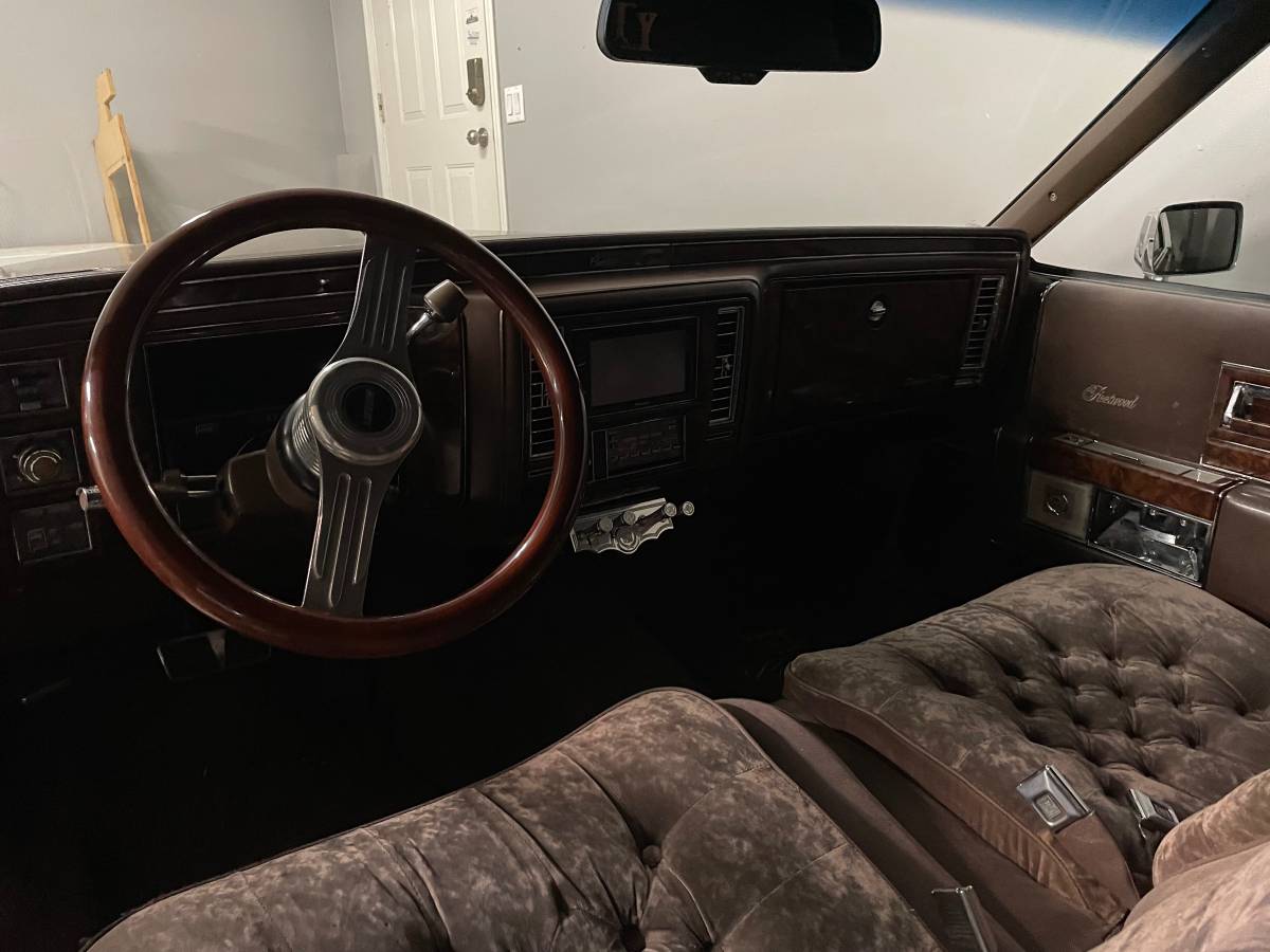 Cadillac-fleetwood-brougham-1982-custom-1