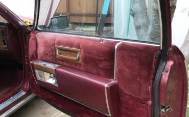 Cadillac-fleetwood-brougham-1983-red-3