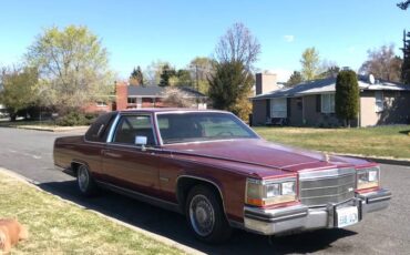 Cadillac-fleetwood-brougham-1983-red-9
