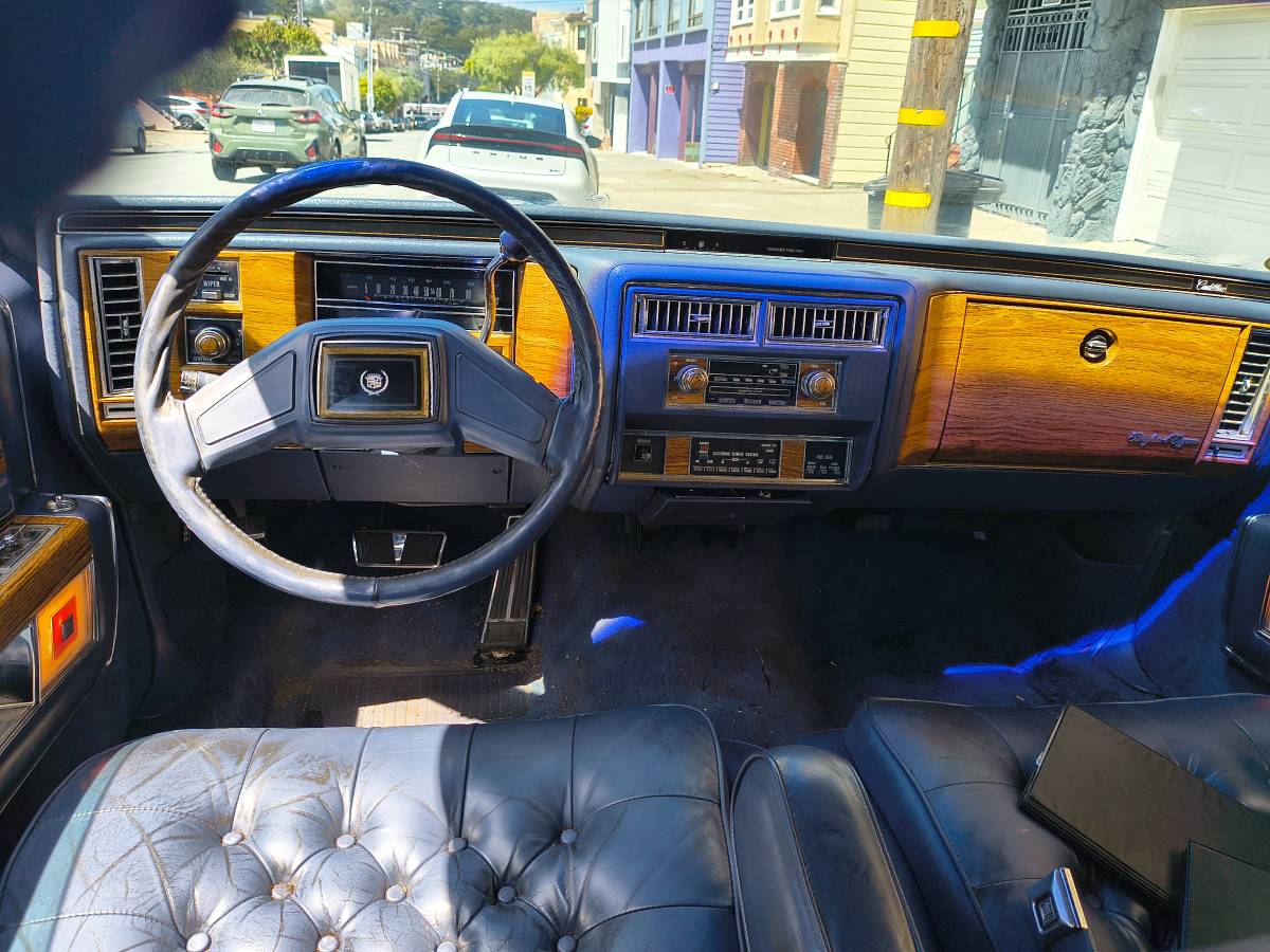 Cadillac-fleetwood-brougham-1984-blue-10
