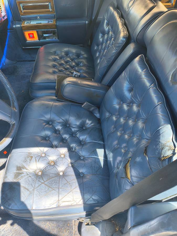 Cadillac-fleetwood-brougham-1984-blue-14