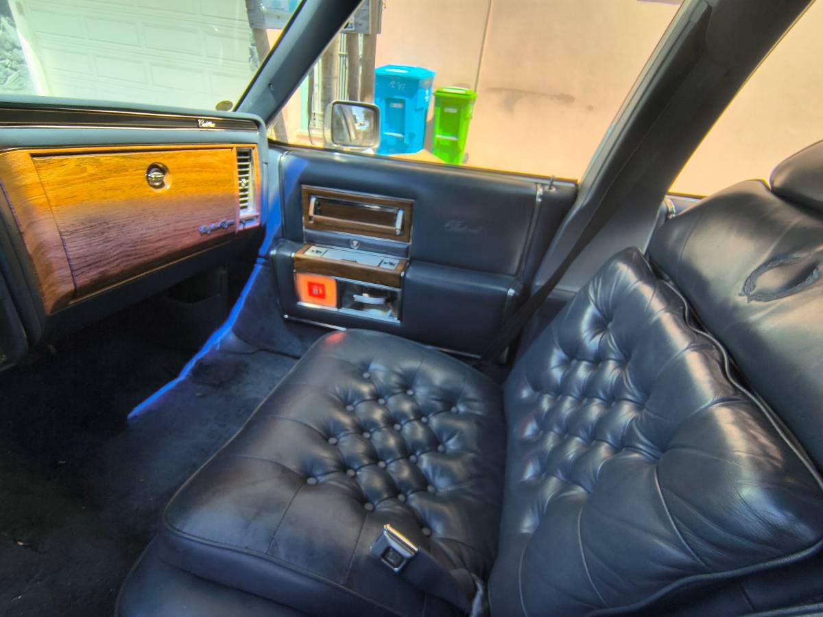 Cadillac-fleetwood-brougham-1984-blue-15