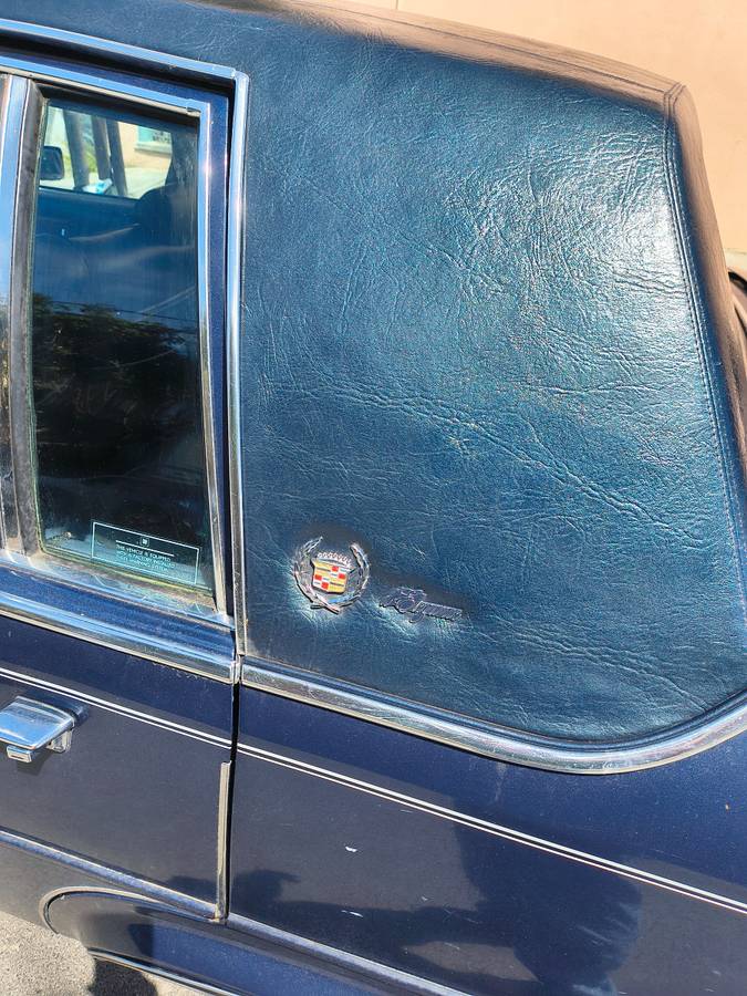 Cadillac-fleetwood-brougham-1984-blue-9