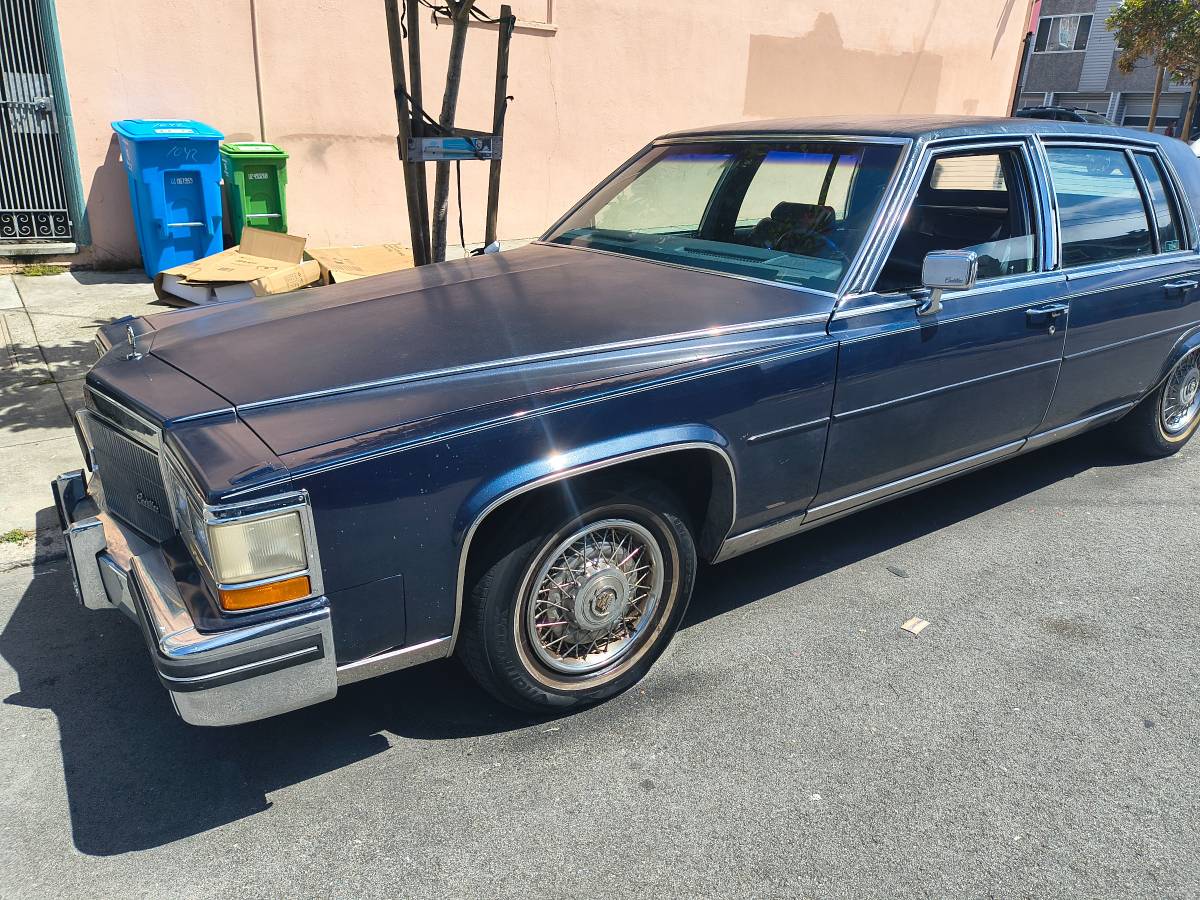 Cadillac-fleetwood-brougham-1984-blue