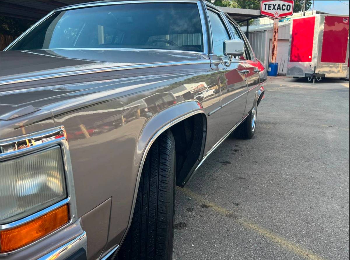 Cadillac-fleetwood-brougham-1984-brown-13