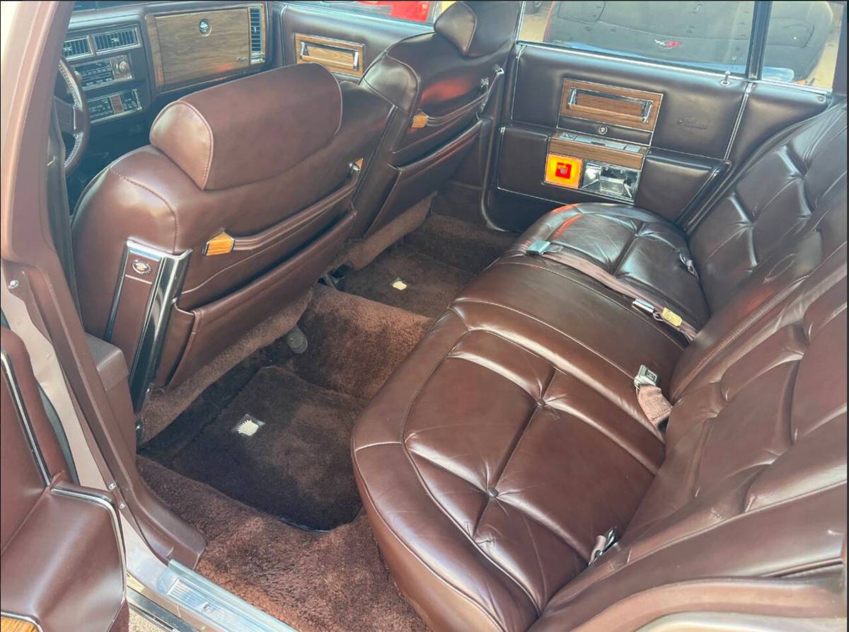 Cadillac-fleetwood-brougham-1984-brown-15