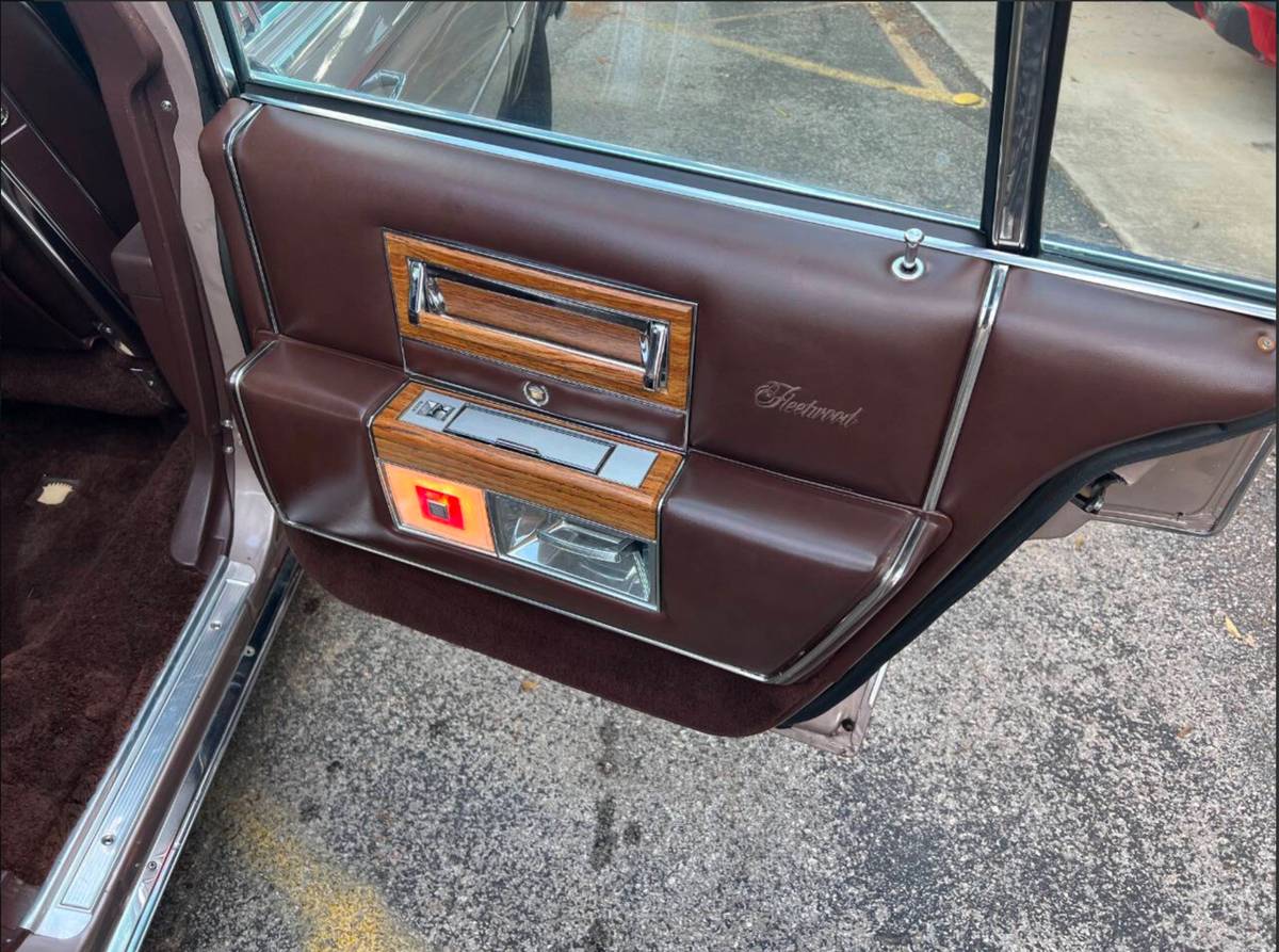 Cadillac-fleetwood-brougham-1984-brown-17