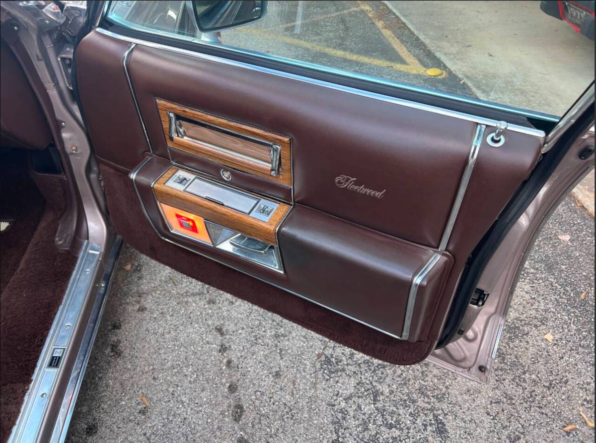Cadillac-fleetwood-brougham-1984-brown-18