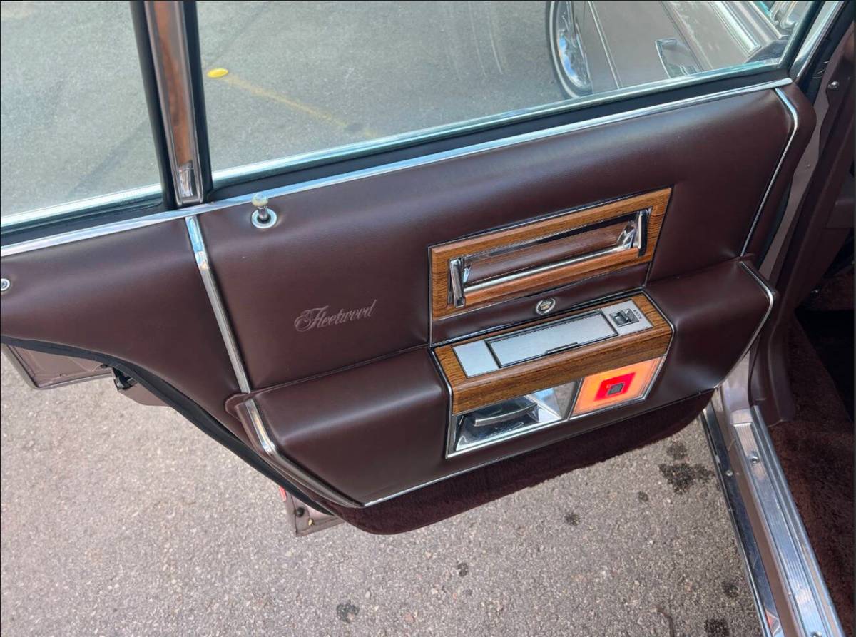 Cadillac-fleetwood-brougham-1984-brown-19