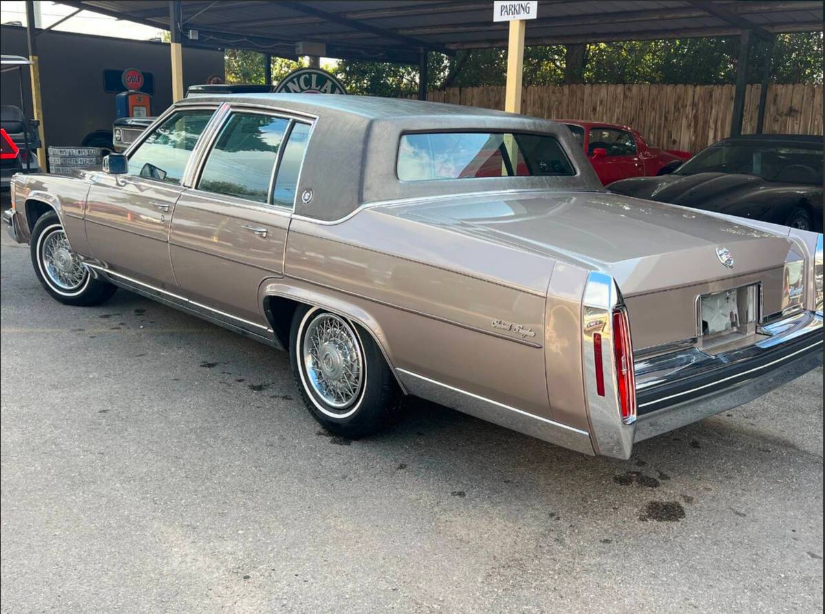 Cadillac-fleetwood-brougham-1984-brown-2
