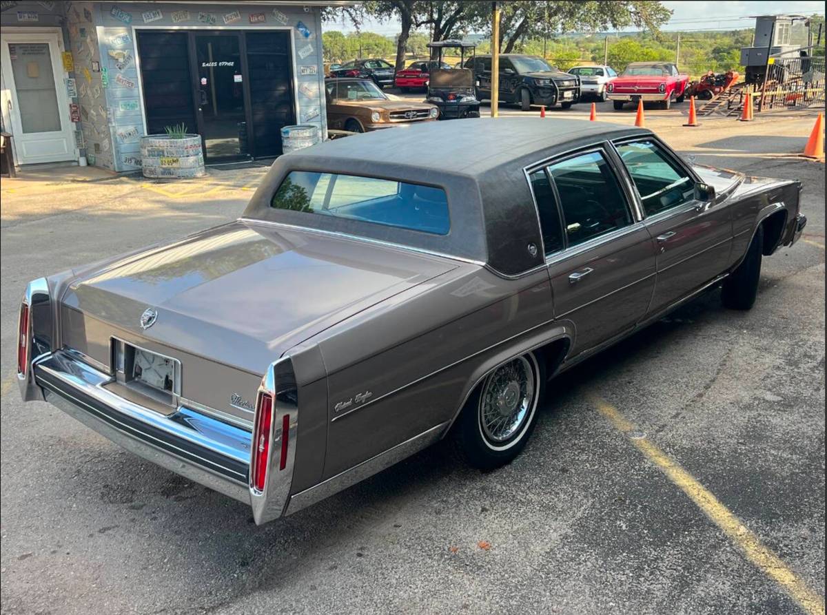 Cadillac-fleetwood-brougham-1984-brown-3