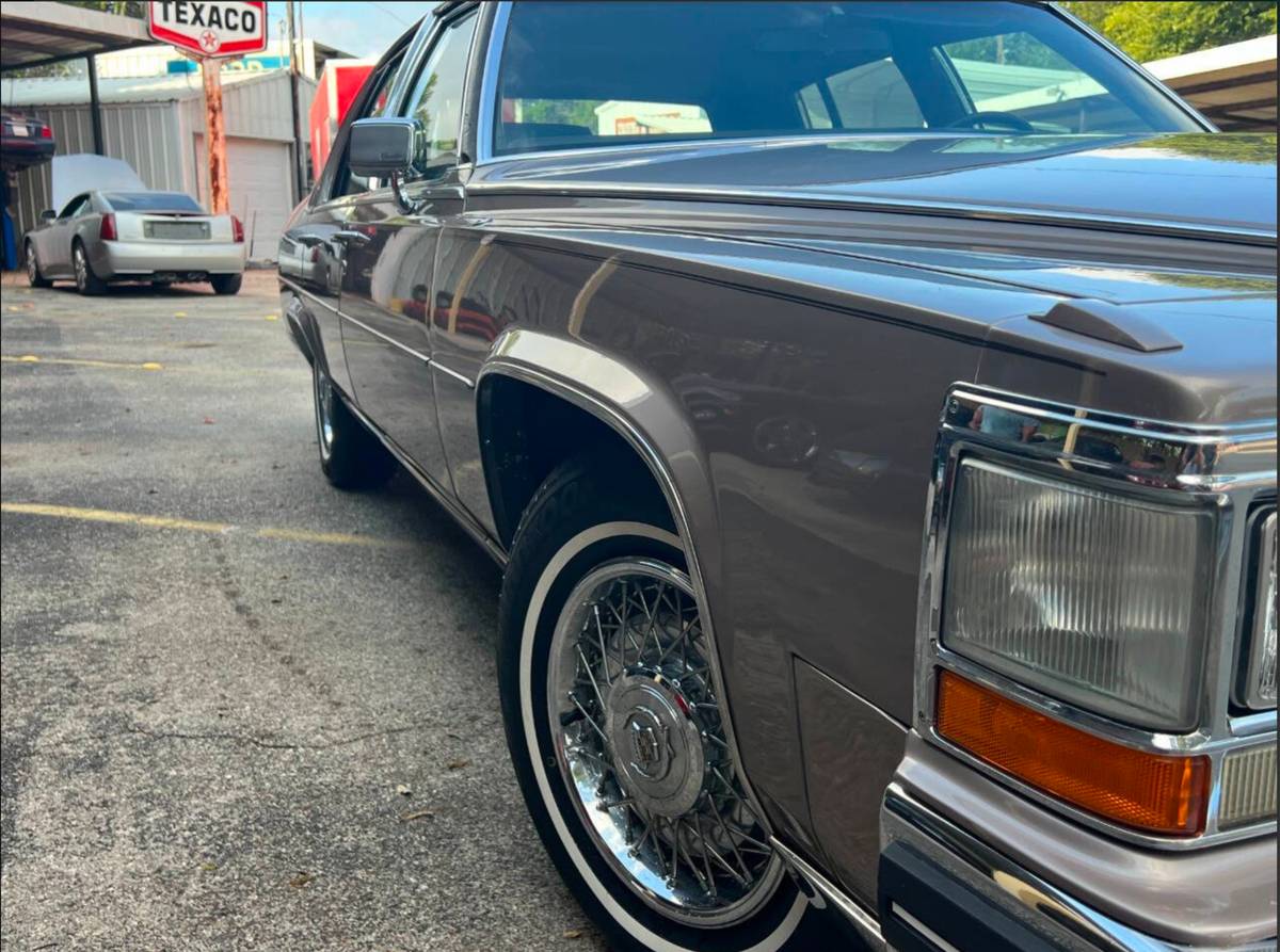 Cadillac-fleetwood-brougham-1984-brown-4