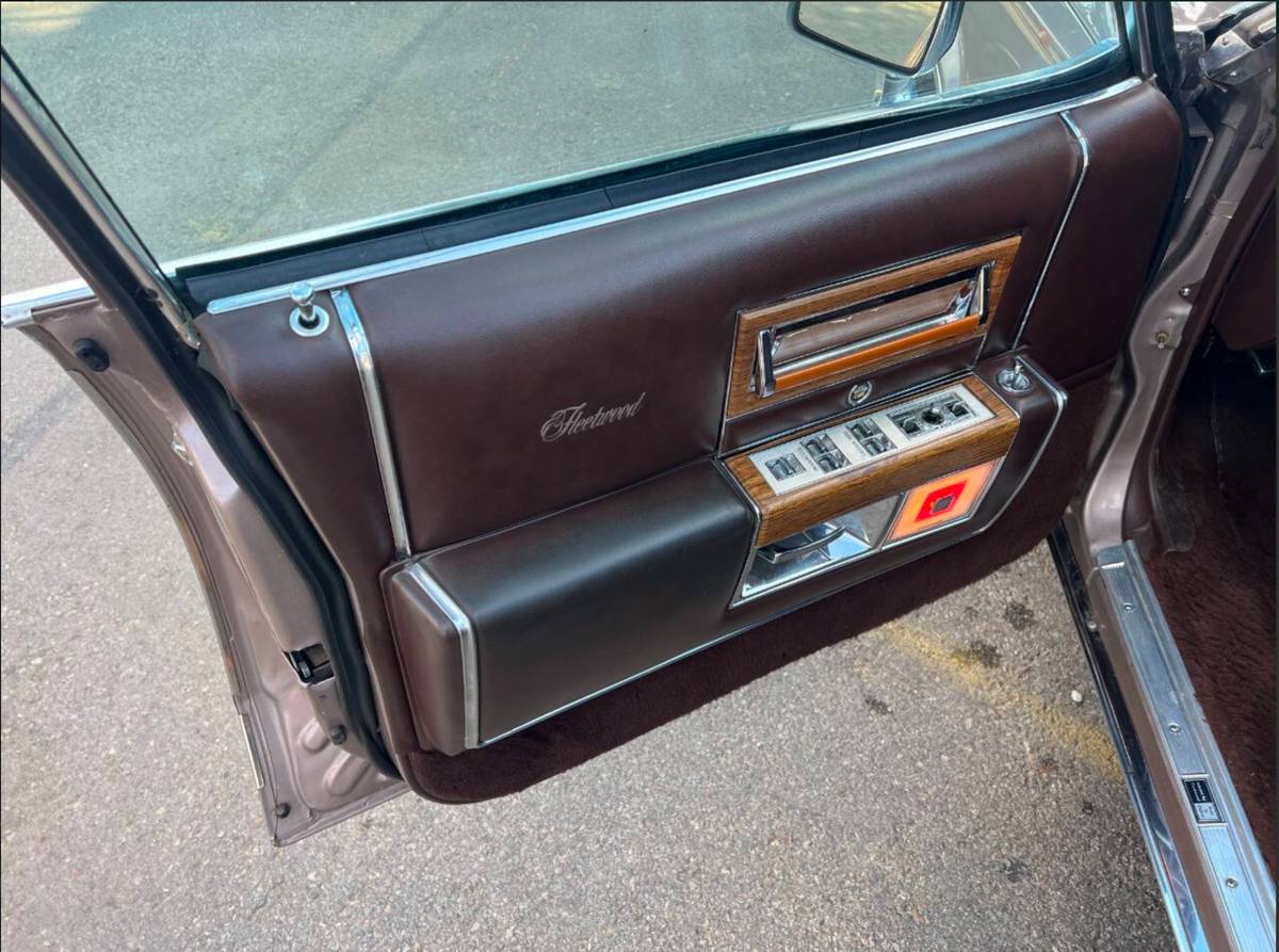 Cadillac-fleetwood-brougham-1984-brown-5