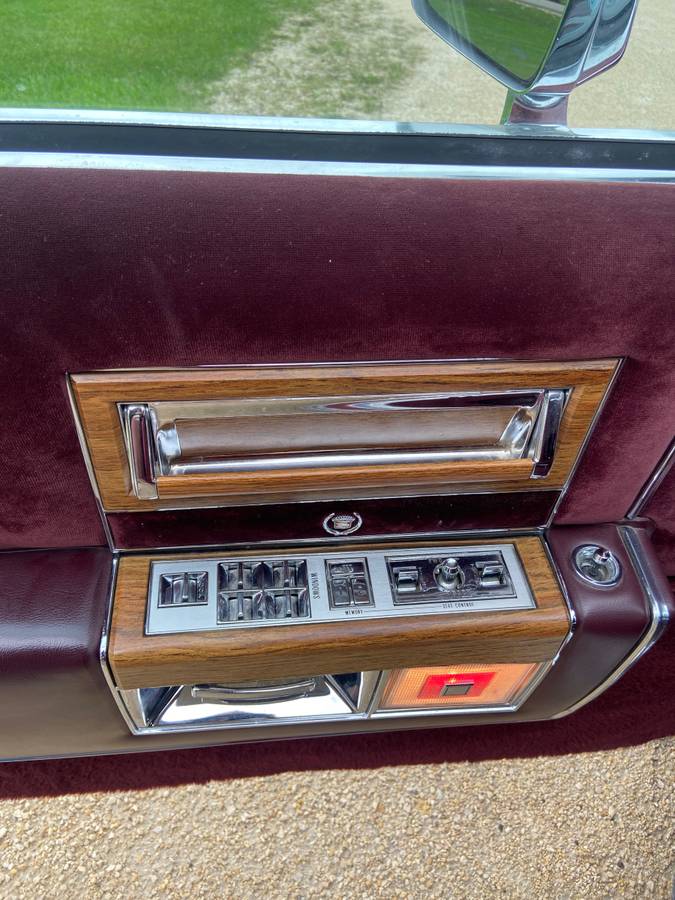 Cadillac-fleetwood-brougham-1985-8