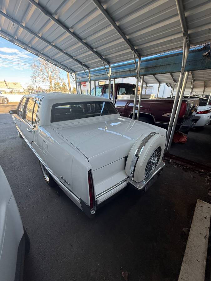 Cadillac-fleetwood-brougham-1989-white-2