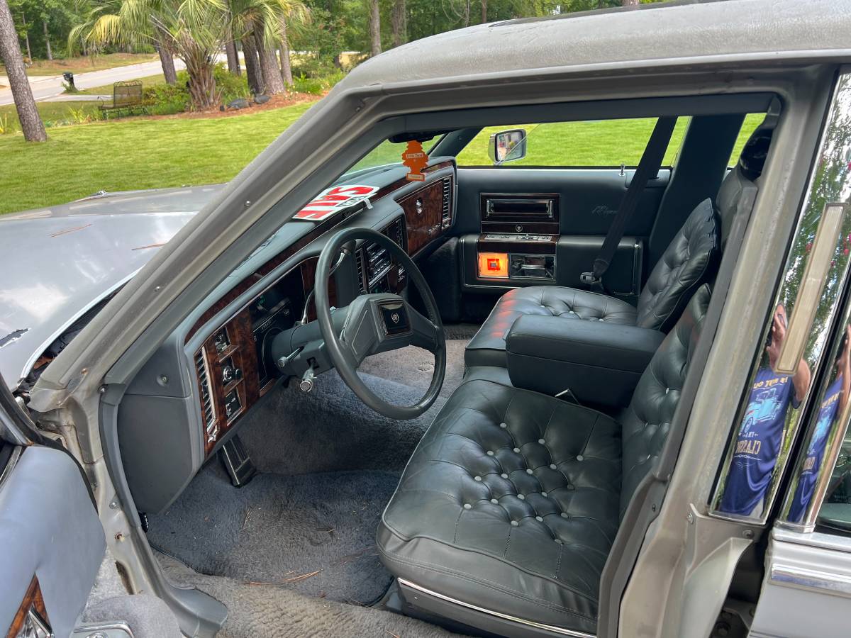 Cadillac-fleetwood-brougham-1991-silver-3