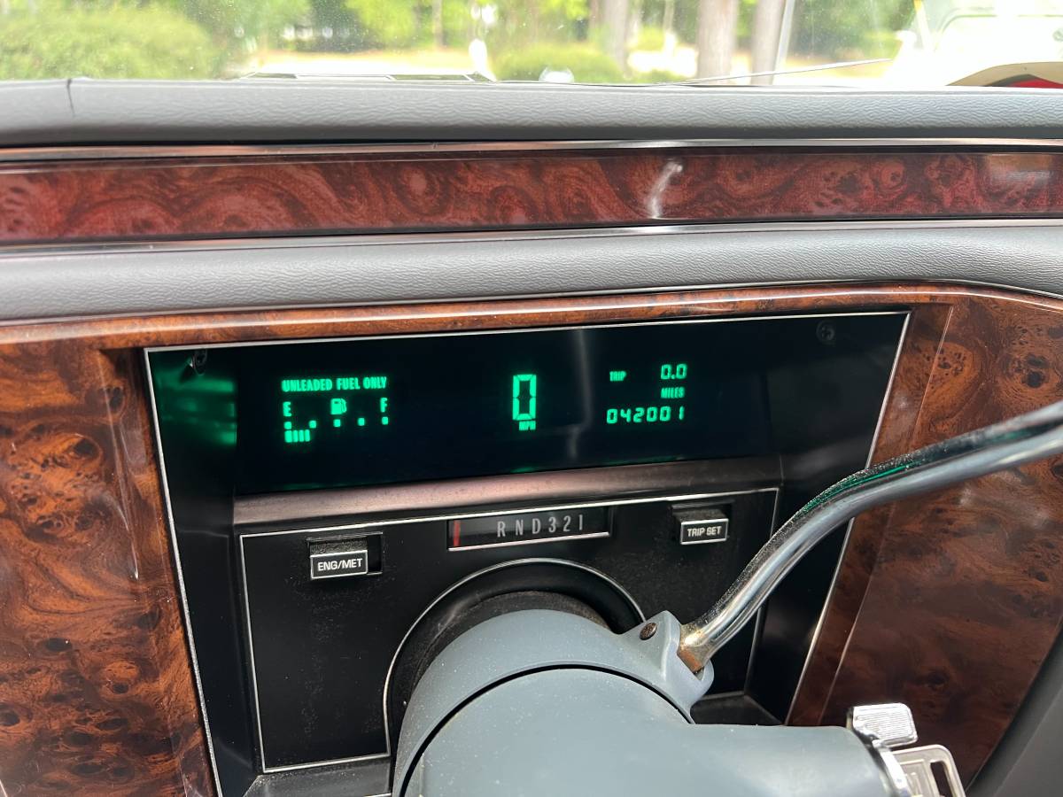 Cadillac-fleetwood-brougham-1991-silver-4