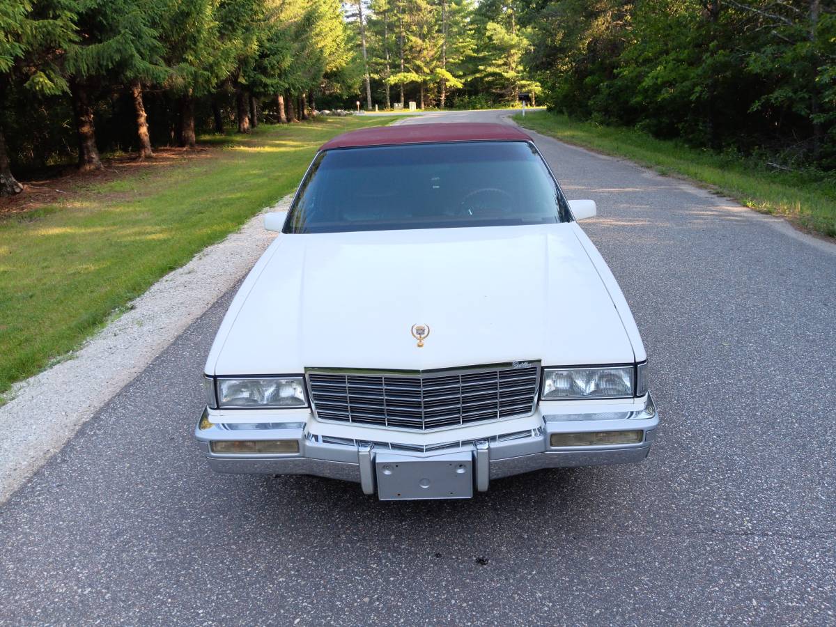 Cadillac-fleetwood-brougham-1991-white-1