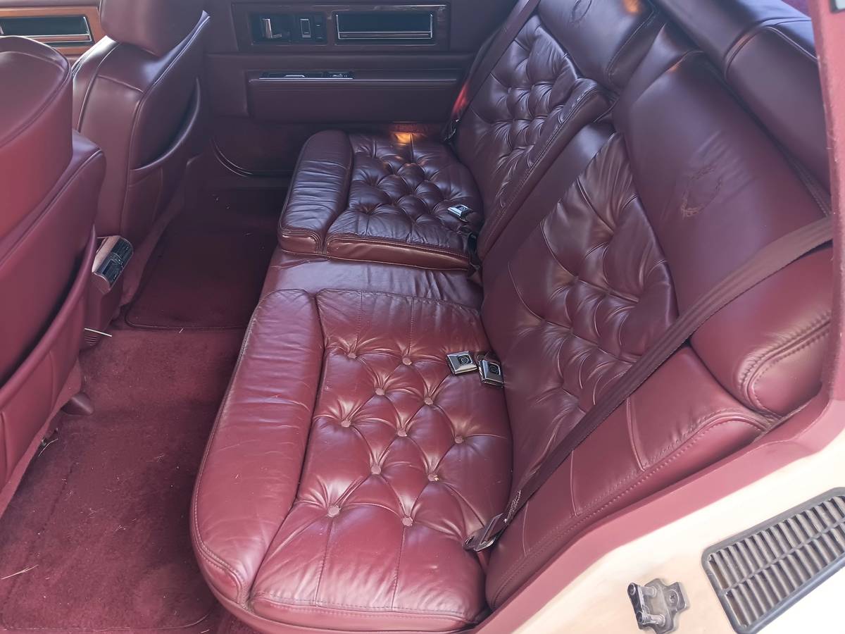 Cadillac-fleetwood-brougham-1991-white-10