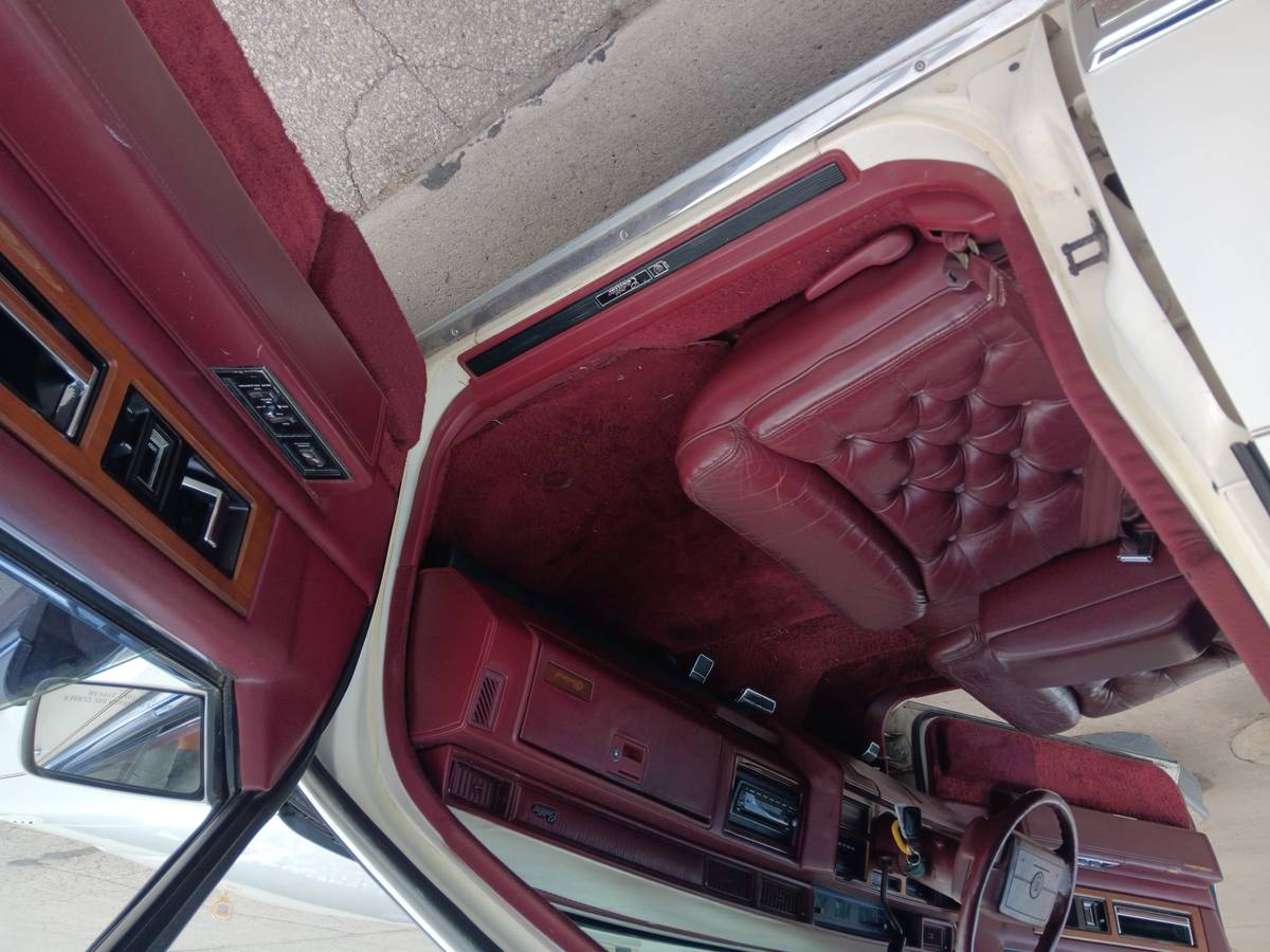 Cadillac-fleetwood-brougham-1991-white-11