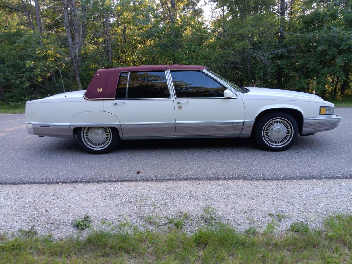 Cadillac-fleetwood-brougham-1991-white-2
