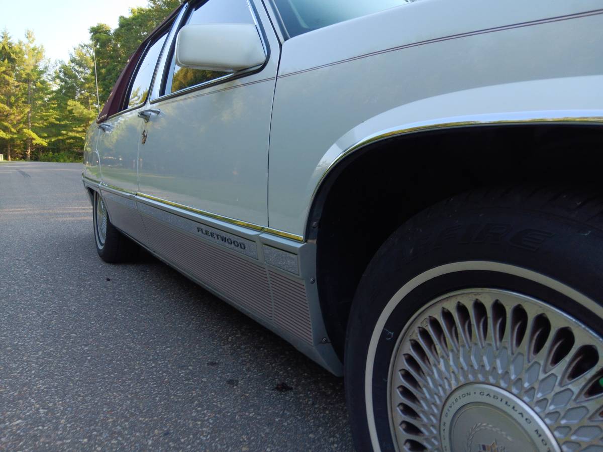 Cadillac-fleetwood-brougham-1991-white-3