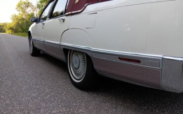 Cadillac-fleetwood-brougham-1991-white-4