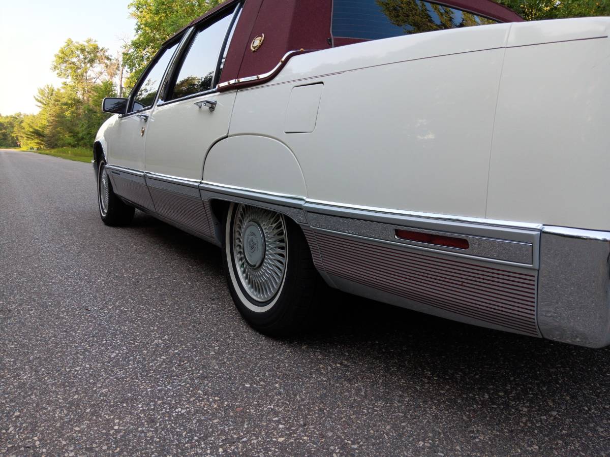 Cadillac-fleetwood-brougham-1991-white-4