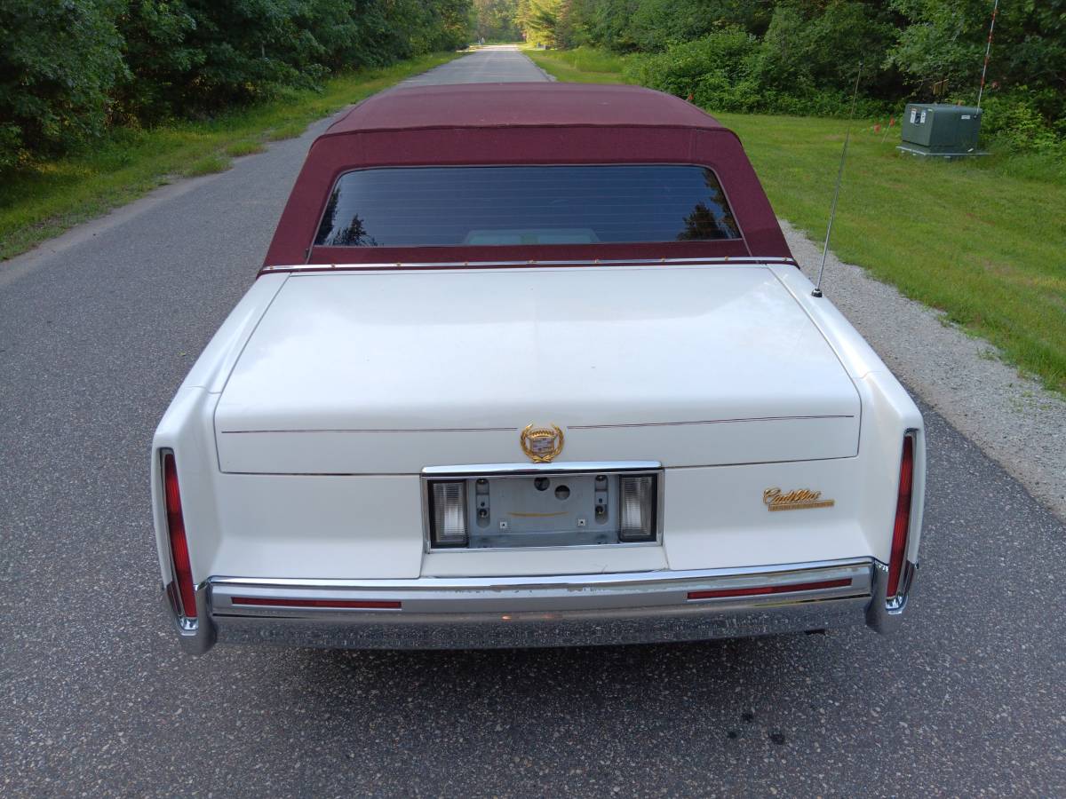 Cadillac-fleetwood-brougham-1991-white-5