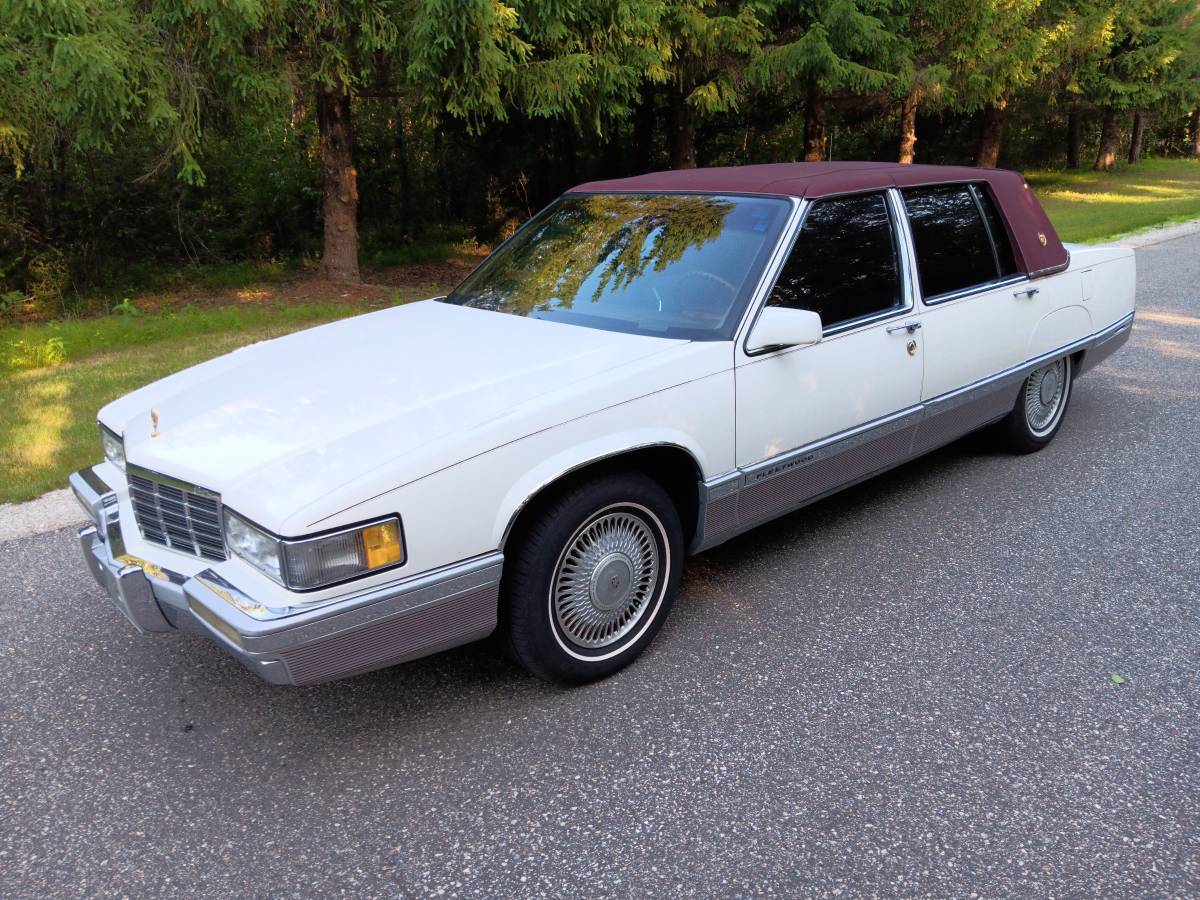 Cadillac-fleetwood-brougham-1991-white